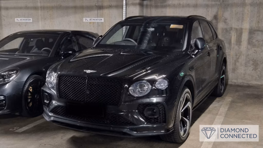 Bentley Bentayga Jet Aviation stāvvietā pie Ženēvas lidostas privātā termināļa
